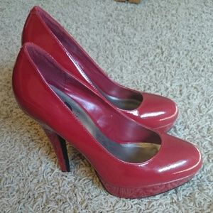 G BY GUESS red platform pumps